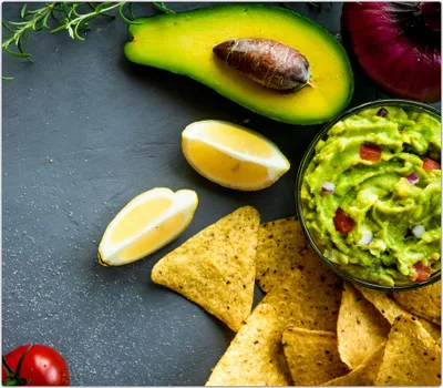 Produktbild von Spritzschutz Herdabdeckplatte Schneidebrett aus Glas Nachos und Avocado 1-Teilig (60x52cm)