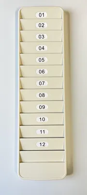 Immagine prodotto di Porta carte d'identità per 12 carte, da montare a parete, dimensioni: 36 x 10 x 1,6 cm.