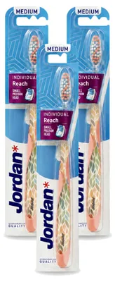 Imagen del producto de 3 cepillos de dientes Jordan Individual Reach, tamaño medio, pack ahorro - 3 unidades