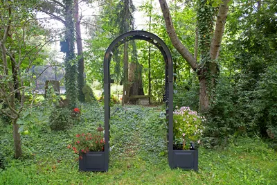 Produktbild von KHW Rosenbogen mit 2 Pflanzkästen aus hochwertigem Kunststoff. Stabil, wetter-/UV-beständig.  Maße  174 cm x 43 cm x H  207 cm. Anthrazit.