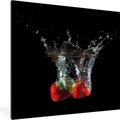 Produktbild von MuchoWow® Gerahmtes Poster Erdbeeren - Obst - Wasser - Schwarz - Rot 40x40 cm - Poster mit Schwarzem Bilderrahmen Wandposter Rahmen Foto Bilder - Mit Rahmen - Wanddekoration Schlafzimmer