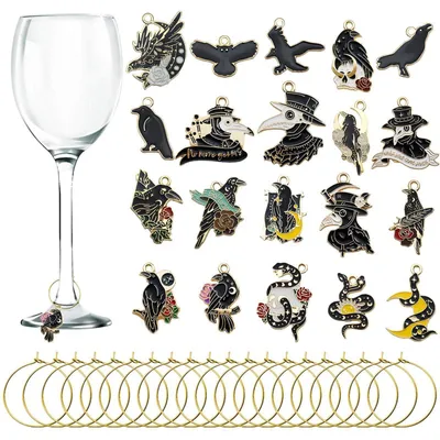 Immagine prodotto di Ciondoli a forma di bicchiere da vino, con decorazione a smalto raffigurante un corvo, confezione da 20 pezzi