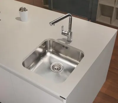 Imagen del producto de Fregadero de cocina, de un solo seno, en acero inoxidable satinado.