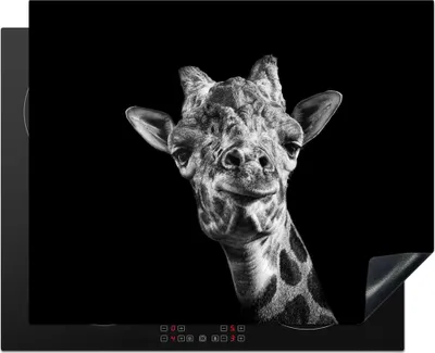 Produktbild von KitchenYeah© Herdabdeckplatte Giraffe vor schwarzem Hintergrund in schwarz und weiß , 65x52cm, Küche Deko, Glaskeramikkochfeld Herdabdeckung, Abdeckplatte fùr Kochfeld