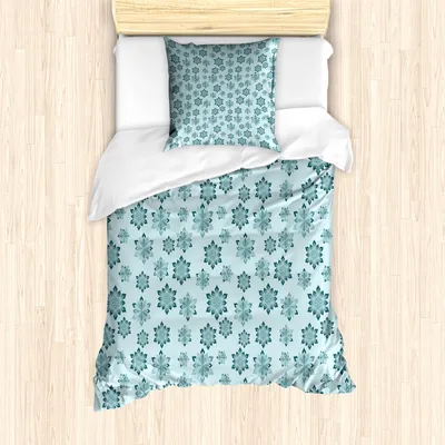 Produktbild von ABAKUHAUS Teal Mantele, Aufwändige Winter-Schneeflocken, Milbensicher Allergiker geeignet mit Kissenbezügen, 135 cm x 200 cm - 80 x 80 cm, Pale Blue Teal Grau