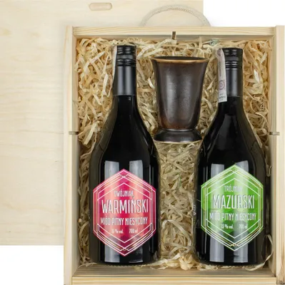 Produktbild von Geschenkset mit 2 Mets und Keramikbecher in Holzbox | Warmiñski Dwójniak- Halber, Mazurski Trójniak-Drittel| Honigwein 1400ml | 13-16% Alkohol Metwein | Polnische Produktion