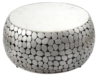 Couchtisch rund 66 cm mit weißer Marmorplatte und silbernem Aluminium-Gestell mit Münzprägung, Gesamtansicht.