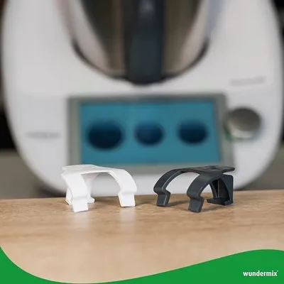 Produktbild von WunderClip® Deckelhalter für Thermomix TM6, TM5 (Weiß) | Halterung für Mixtopf-Deckel, Befestigung am Thermomix-Griff, mehr Flexibilität beim Kochen