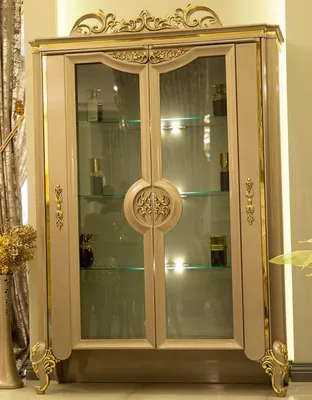 Produktbild von Casa Padrino Luxus Barock Vitrine Grau / Gold 130 x 48 x H. 191 cm - Prunkvoller Vitrinenschrank mit 2 Glastüren und 3 Glasregalen - Barock Möbel