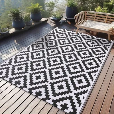 Obrázok produktu pre Podložka na balkón a terasu odolná voči poveternostným vplyvom, UV žiareniu, vode a roztrhnutiu, pružná (120 x 180 cm, čierna a biela)