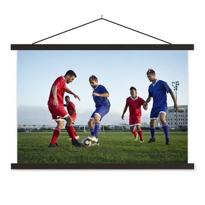 Produktbild von MuchoWow® Textilposter Fußballspiel 90x60 cm mit schwarzem Rahmen - Aufhängungssatz