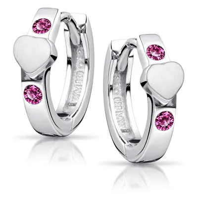 Elegante silberne Creolen mit einem mattierten Herzmotiv und zwei funkelnden pinkfarbenen Zirkonia-Steinen als stilvolle Akzente auf jeder Seite.