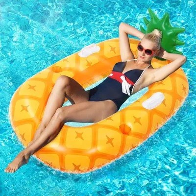 Zdjęcie produktu dla Unyqoos® Nadmuchiwana mata do pływania w kształcie ananasa z uchwytami bezpieczeństwa – wykonana z PVC, posiada ergonomiczną poduszkę pod głowę, oddychającą siatkową powierzchnię siedziska, zapewnia dużą wyporność i jest gotowa do użycia w ciągu 1-2 minut