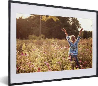 Produktbild von MuchoWow® MuchoWow® Gerahmtes Poster Frau - Blumen - Frühling 40x30 cm - Poster mit zchwarzem Bilderrahmen - Bilderrahmen - Poster im Rahmen