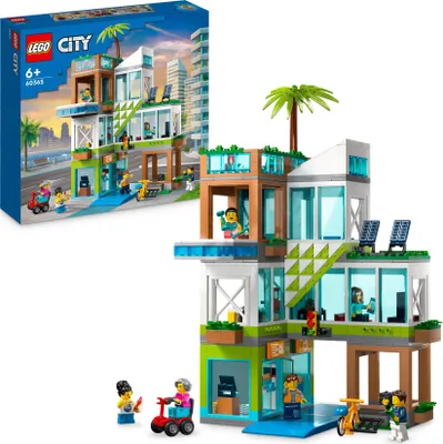 Produktbild von LEGO 60365 City Appartementhaus Set, Konstruktions-Spielzeug mit Eckladen, Wohnzimmer, Küche und Schlafzimmer, mit Scooter, Fahrrad, 6 Minifiguren und einer Straßenplatte