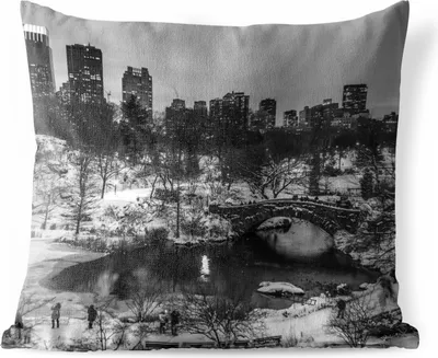 Produktbild von MuchoWow® Outdoor Kissen - Winter im Central Park, New York - schwarz und weiß - 50x50 cm - Wetterfest - Lounge Kissen - Komfortabel - Kissen mit Bild