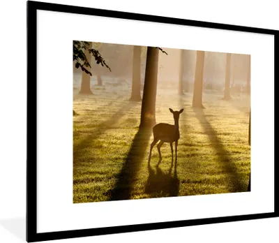 Produktbild von MuchoWow® Gerahmtes Poster Hirsche - Sonne - Bäume 80x60 cm - Poster mit Schwarzem Bilderrahmen Wandposter Rahmen Foto Bilder - Schlafzimmer-Dekorationen - Fotoposter