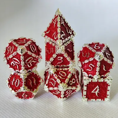 Produktbild von 7 Metall Würfel Set mit Gravur Rot Silber