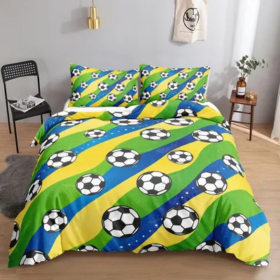 Obrázok produktu pre Sada posteľnej bielizny s motívom futbalu pre deti, s potlačou v štýle graffiti a karikatúr. Obsahuje: 1 obliečka na prikrývku (200x200 cm) a 2 obliečky na vankúše (80x80 cm). Vyrobené z mikrovlákna, ľahké na údržbu