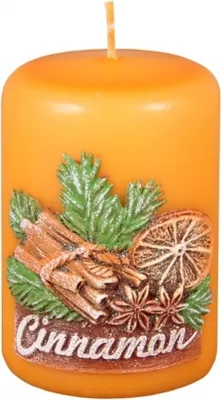 Obrázek produktu pro Nohel Garden Svíčka CINNAMON VÁLEC zdobená vonná vyřezávaná d5x7cm