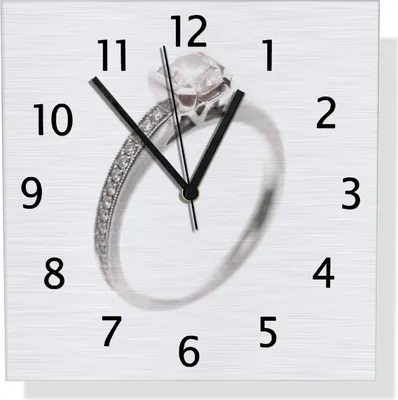 Produktbild von Wallario Design Wanduhr Silberner Verlobungsring in Nahaufnahme mit Fokussierung aus Aluverbund, Größe 30 x 30 cm