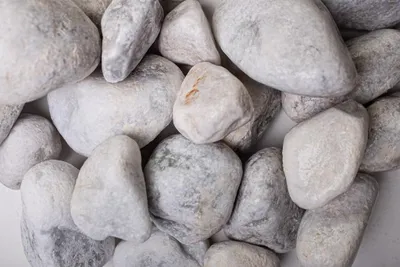 Produktbild von Carrara Marmor getrommelt 40-60 mm, Carrara, Weiß, 20 kg Sack, für Garten und Beet