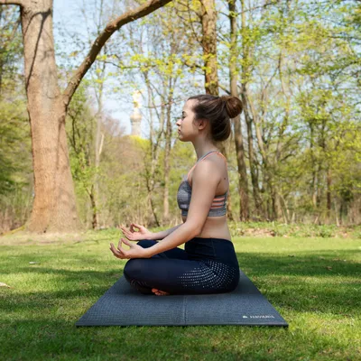 Produktbild von Navaris Klappbare Yoga Matte Fitnessmatte - 4mm Sportmatte Fitness Pilates Sport Gymnastikmatte rutschfest - Reise Yogamatte faltbar - versch. Farben