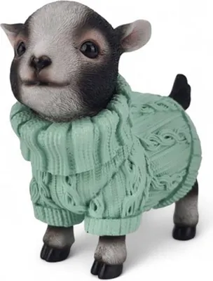 Produktbild von Dekofigur Ziege mit Pullover in Grün – Tierfigur aus Polyresin 16 cm
