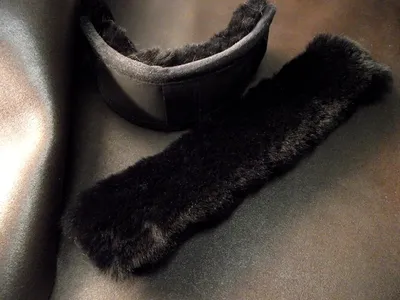 Produktbild von Echt Lammfell Unterlage für Nasenriemen, schwarz, mit Leder-Verstärkung, Spezial Nasenschoner | 20 x 6 cm + weitere Größen | Genickschoner