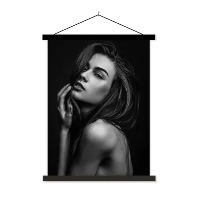 Produktbild von MuchoWow® Textilposter Frau - Porträt - Schwarz und weiß 120x160 cm mit schwarzem Rahmen - Magnetischer