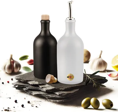 Produktbild von Veluxis Öl & Essig Flaschen-Set, 2x 500ml Feinsteinzeug Flaschen mit tropffreiem Ausgießer inkl. 2x Ersatzdeckel,  Germany, 100% UV-Schutz, leb