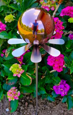 Produktbild von Blütenzauber Rotterdam Rosenkugel 10 cm Edelstahl golden rose poliert Gartenstecker Deko mit Stab 80 cm
