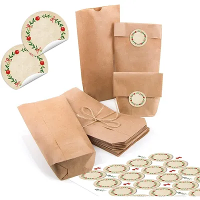 Produktbild von 24 kleine braune Papiertüten natur Kraftpapier 10,7 x 22 x 4,2 cm + 24 runde Aufkleber Frohe Weihnachten schwarz weiß rot Verpackung Geschenk mini-TüteWeihnachtskranz