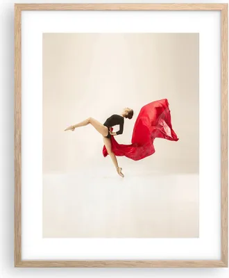 Produktbild von Gerahmtes Poster - Rahmen in heller Eiche - Ballerina Tanz Rot - 40x50 cm - Wand Bild - Wanddeko - Wandbilder - Kunstposter - Wandposter - Bilderrahmen - Bilder - Kunstdruck - P2NPA40x50-4437
