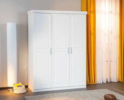 Produktbild von Kleiderschrank "Magnus" aus Massivholz in Weiss mit 3 Türen und 5 Einlegeböden. Abmessungen (BxHxT) 140x190x55 cm
