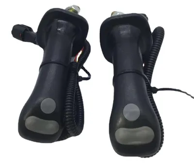 Obrázek produktu pro Joystick pro bagr - 2 kusy - Ergonomická rukojeť - Protiskluzová guma/kov - Přesné ovládání - Snadná instalace - Joystickový páka