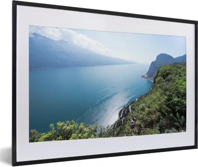 Produktbild von MuchoWow® Gerahmtes Poster Gardasee - Wasser - Küste 60x40 cm - Poster mit Schwarzem Bilderrahmen Wandposter Rahmen Foto Bilder - Schlafzimmer - Plakat in Rahmen - Drucken