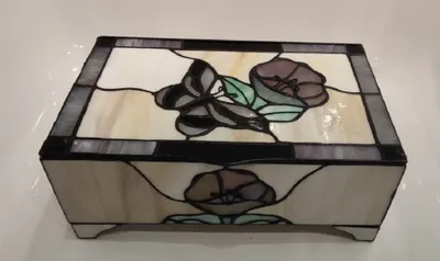 Tiffany-Schatulle aus farbigem Glas. Design ist floral und zeigt stilisierte Blumen in Pastellfarben