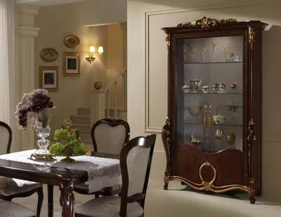 Image de Mobilier de salon : meubles classiques en bois et en verre, vitrines, armoires vitrées