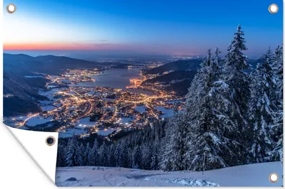 Produktbild von MuchoWow® 90x60 cm Outdoor-Poster Gartendeko Sichtschutz Garten Poster für den Garten  Beleuchtetes Dorf am Tegernsee in Bayern
