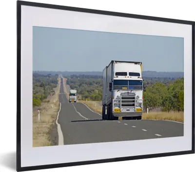 Produktbild von MuchoWow® MuchoWow® Gerahmtes Poster Lastwagen an einem sonnigen Tag 40x30 cm - Poster mit zchwarzem Bilderrahmen - Bilderrahmen - Poster im Rahmen