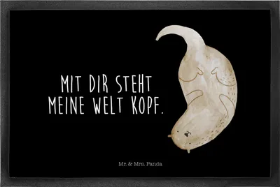 Produktbild von Mr. & Mrs. Panda fußmatte Otter Kopfüber 50 x 75 cm - Schwarz - Geschenk, Verknallt, Verliebt, Liebe, Fußabtreter, Niedlich, Seeotter, Eingangsteppich, Schmutzmatte
