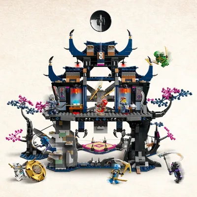 Produktbild von LEGO NINJAGO Wolfsmasken-Dojo, Ninja-Spielzeug mit 8 Mini-Figuren inkl. Kai, Nya, Lloyd und Zane, großes Set für Kinder, actionreiches Geschenk für Jungs und Mädchen ab 9 Jahren 71813