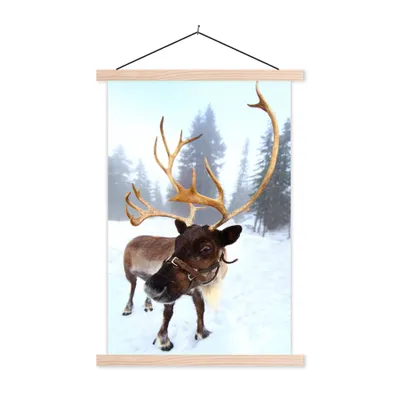 Produktbild von MuchoWow® Textilposter Ein Rentier im Schnee 60x90 cm mit holzfarbenen Rahmen - Textil