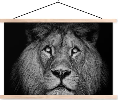 Produktbild von MuchoWow® Textilposter Löwe - Porträt - Schwarz - Weiß 120x80 cm mit holzfarbenen Rahmen - Aufhängeset