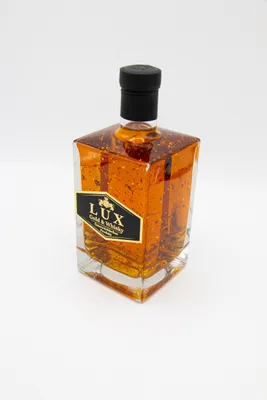 Produktbild von Lux Gold & Whisky. Feinster Whisky verfeinert mit 24-karätigem Blattgold.