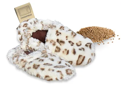 Produktbild von Habibi Wärmeschuhe Slippers Hausschuhe Wärmepantoffeln creme mit braunem Muster Größe M (EU 37-40) für Mikrowelle und Backofen, KI-generiertes Bild