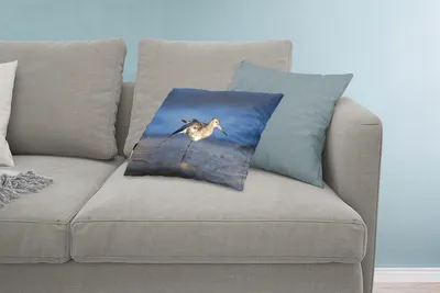 Produktbild von MuchoWow® Zierkissen Sofakissen Wohnzimmer Dekokissen 60x40 cm Uferschnepfe streckt ihre Flügel am Strand aus - Kopfkissen - Polster mit Foto