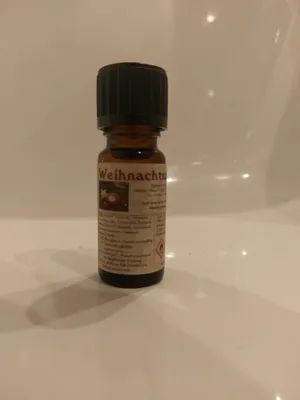 Kleine braune Flasche mit einem schwarzen Verschluss. Auf dem Etikett steht "Weihnachtszeit".