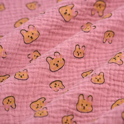 Productafbeelding van Dubbelgelaagd katoenen stof, roze, met konijnenprint, 133 cm breed, gecertificeerd volgens